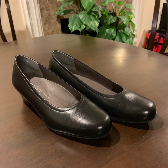 BLACK HEELS - Picture 3 of 6